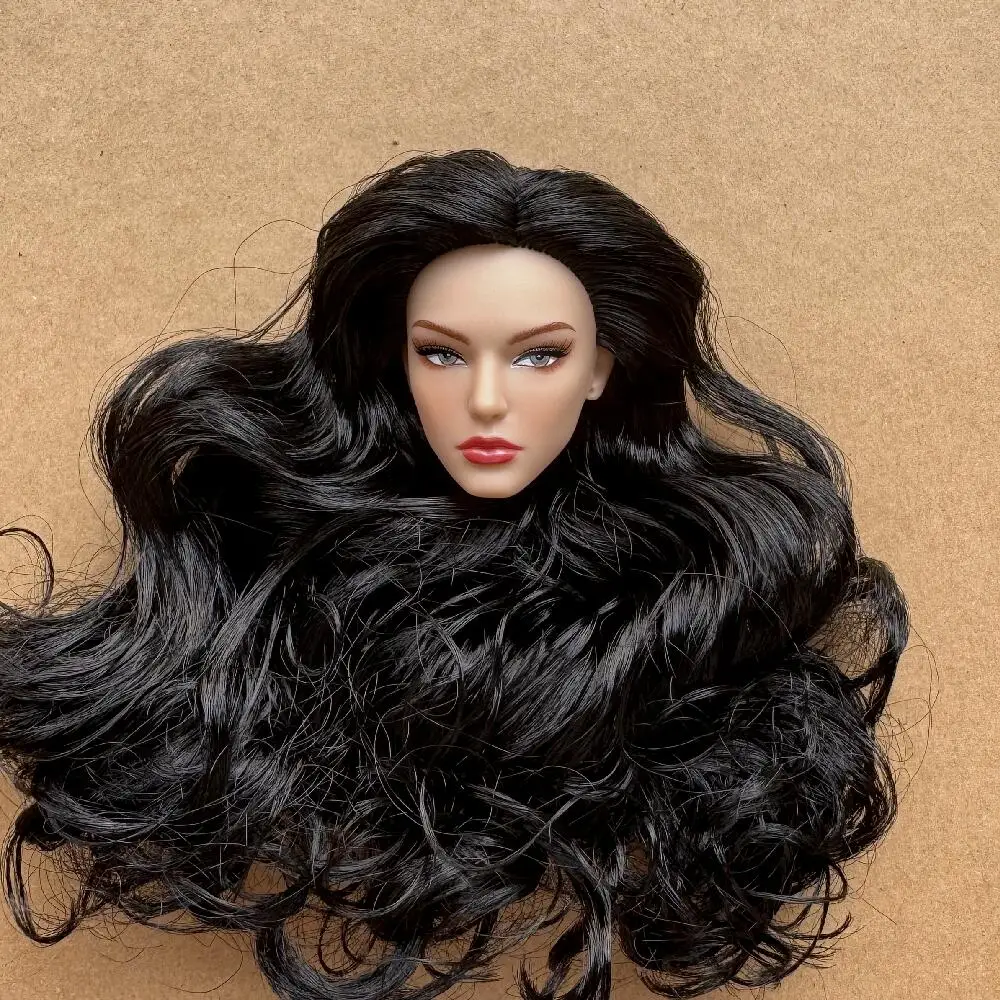 1/6 Modell-Puppenköpfe mit Sommersprossen und buntem Haar, erhältlich in den Hauttönen Braun, Weiß und Beige für die Puppenherstellung. – Detail 3