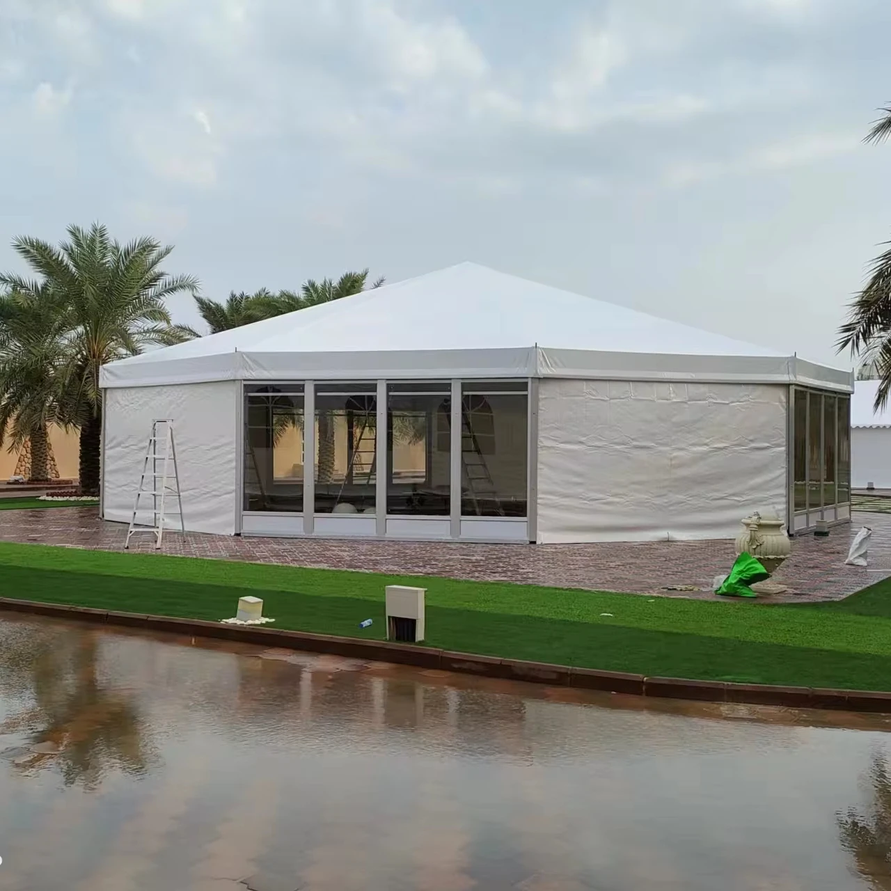 Tente de réception décagonale sur mesure de grande taille, cadre en aluminium de luxe, imperméable, pour événements extérieurs, mariages et fêtes, design de tente polygonale.