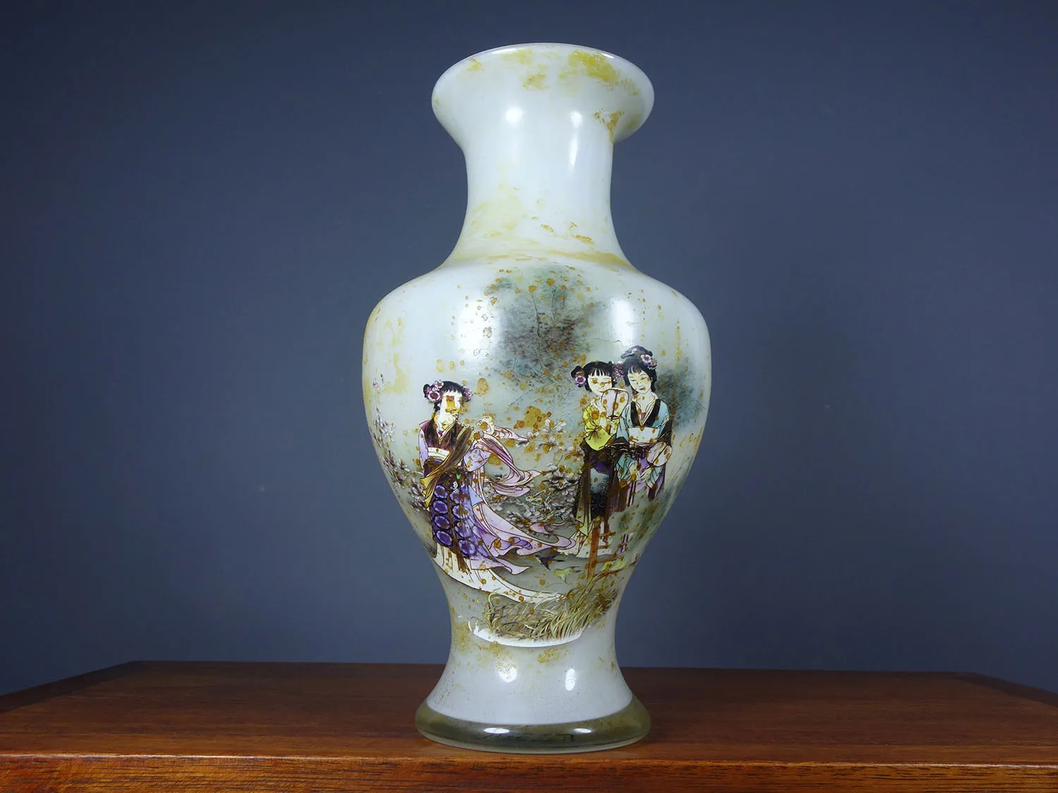 

Exquisite Old Glass Painted Golden Vase Decorations With Beautiful Shapes are Worth Decorating Collecting and Showcasing