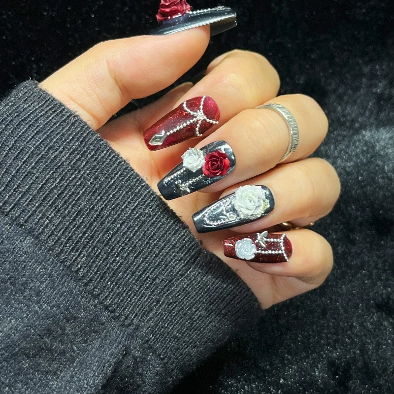 10 Uds. De uñas postizas hechas a mano 3D Borgoña rosa mariposa, cadena brillante con diamantes de imitación, ataúd medio para mujer, desmontables