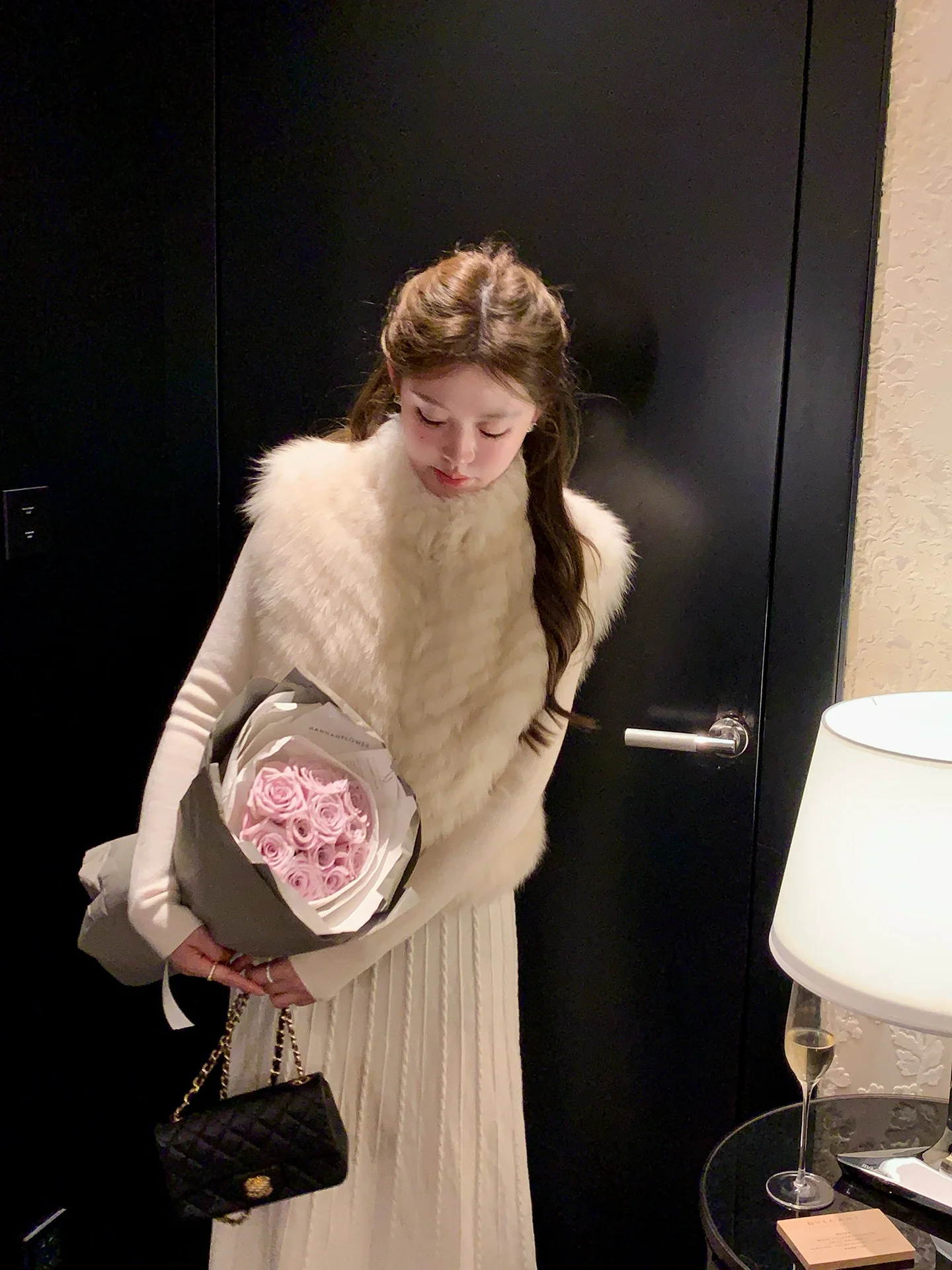 

Жилет Yang Xiaoju из искусственного меха для женщин, модный, с воротником-стойкой, утепленный, молодежный, однотонный, без рукавов, приталенный крой