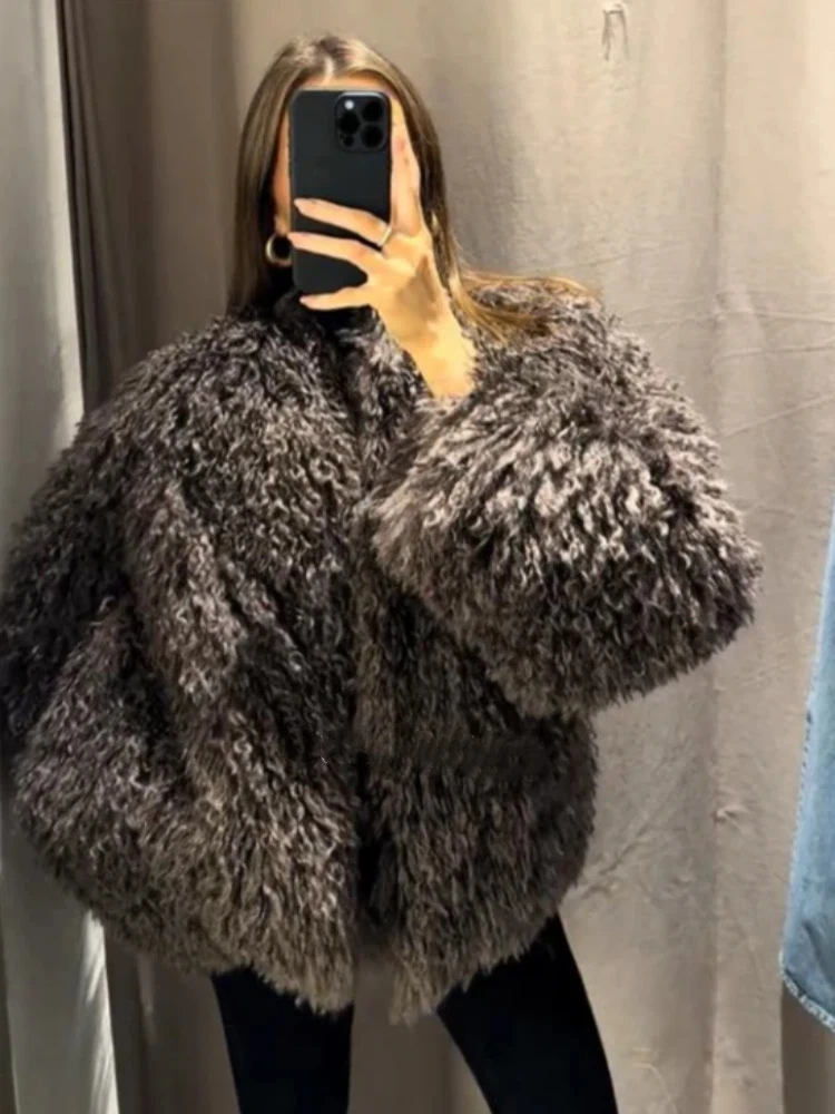 Chaqueta marrón de gran tamaño de piel sintética a la moda con cuello redondo y manga larga con un solo botón y textura borrosa 2025 Otoño Invierno ropa de abrigo informal para mujer