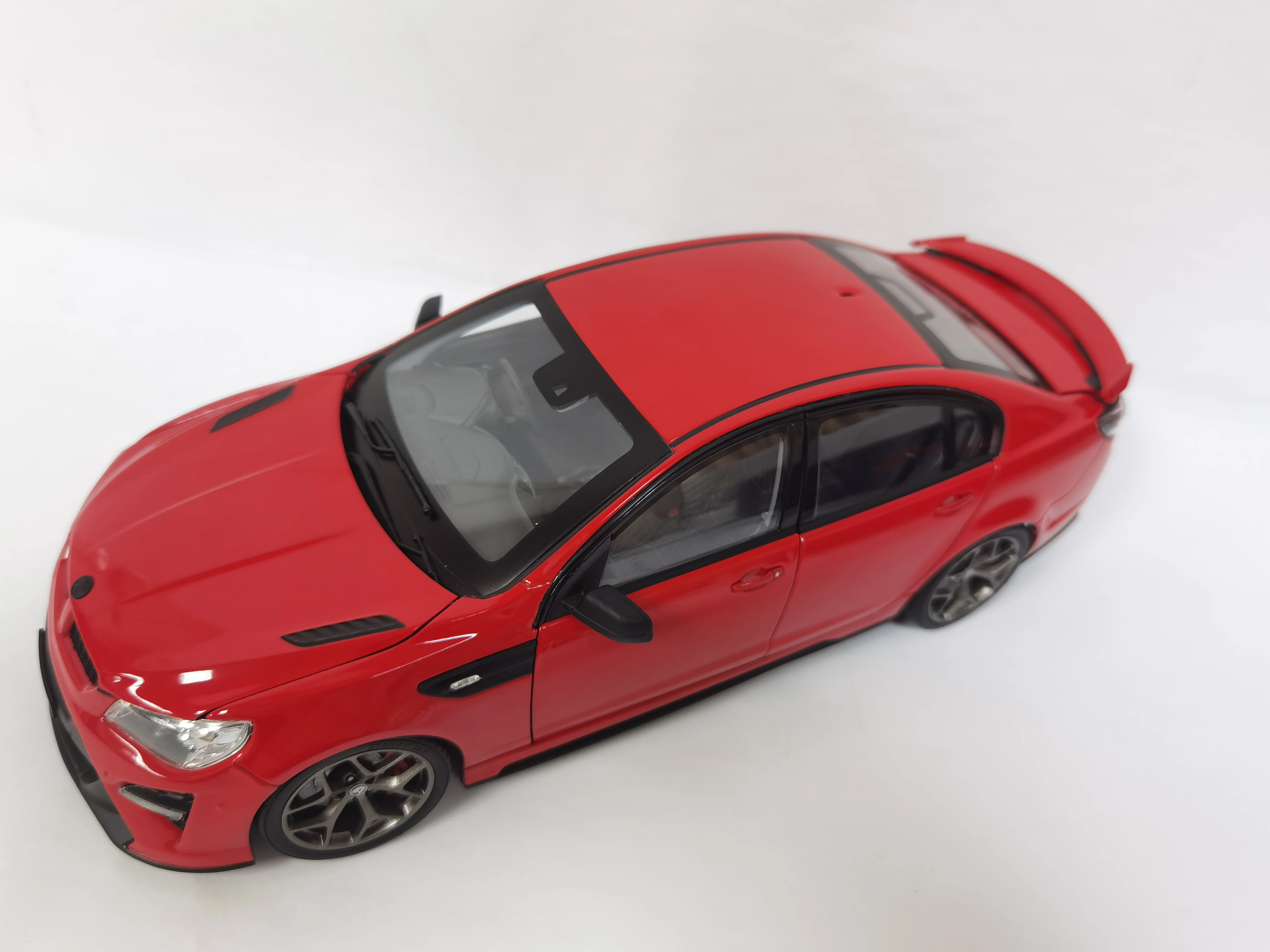 

Масштаб 1:18 Biante Holden HSV GTSR имитация красных автомобилей для коллекции