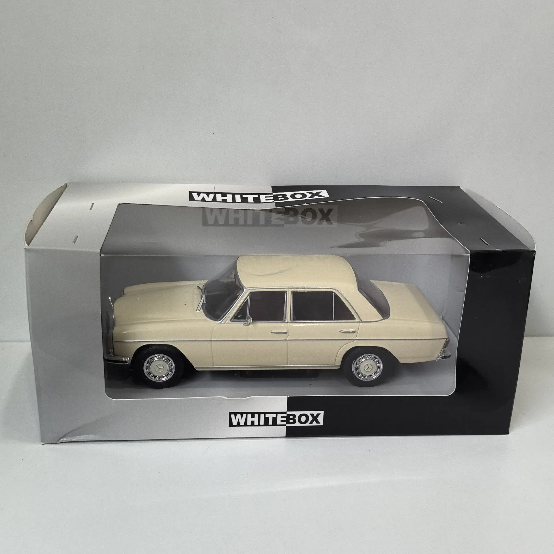 

Box Old Diecast WHITEBOX 1/24 Scale BENZ 200D W115 Alloy Car Model