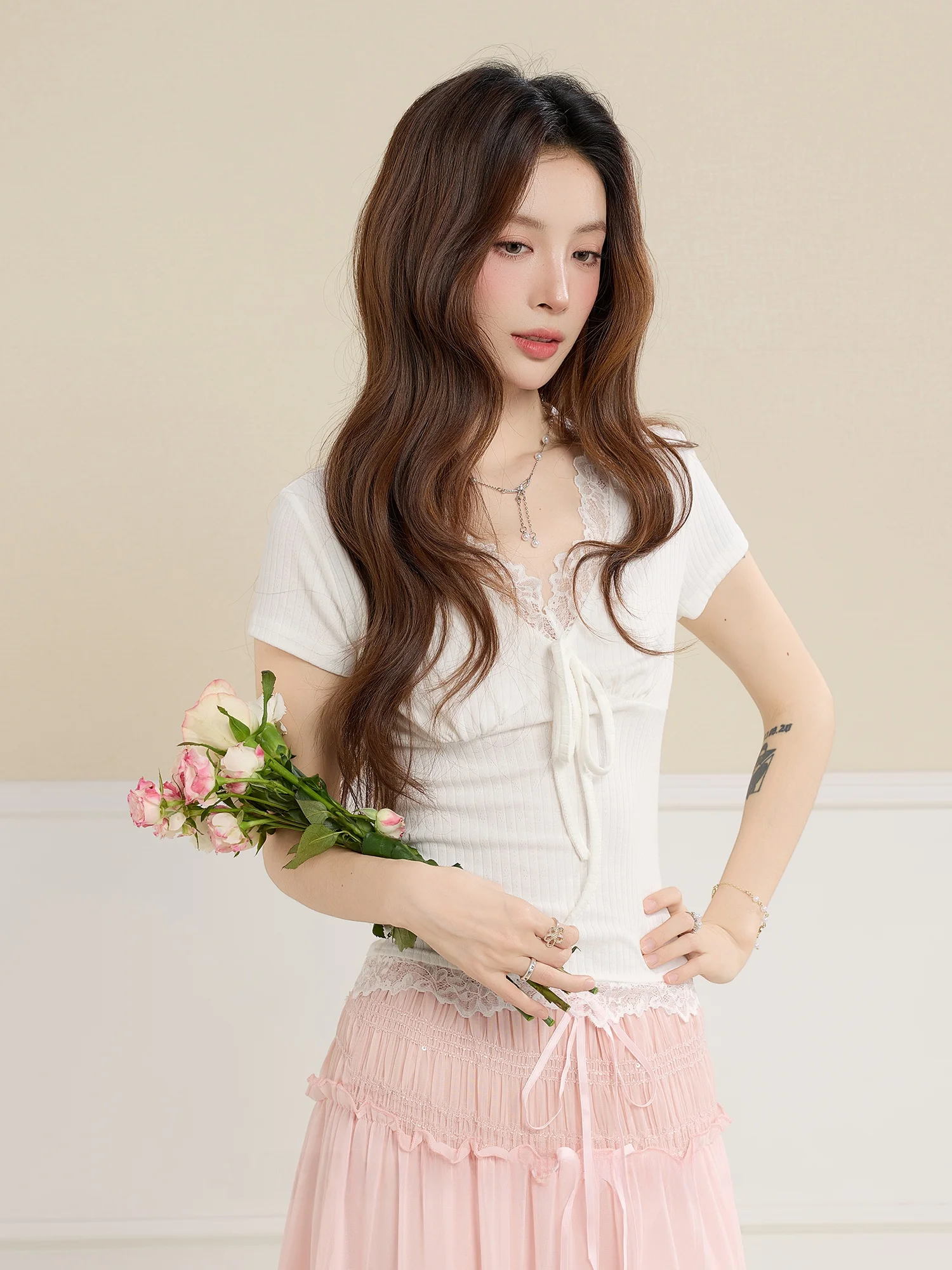 

Женская футболка Slim Fit с кружевным V-образным вырезом, короткий рукав, дизайн с завышенной талией, дышащая, комфортная, приятная для кожи, летняя мода