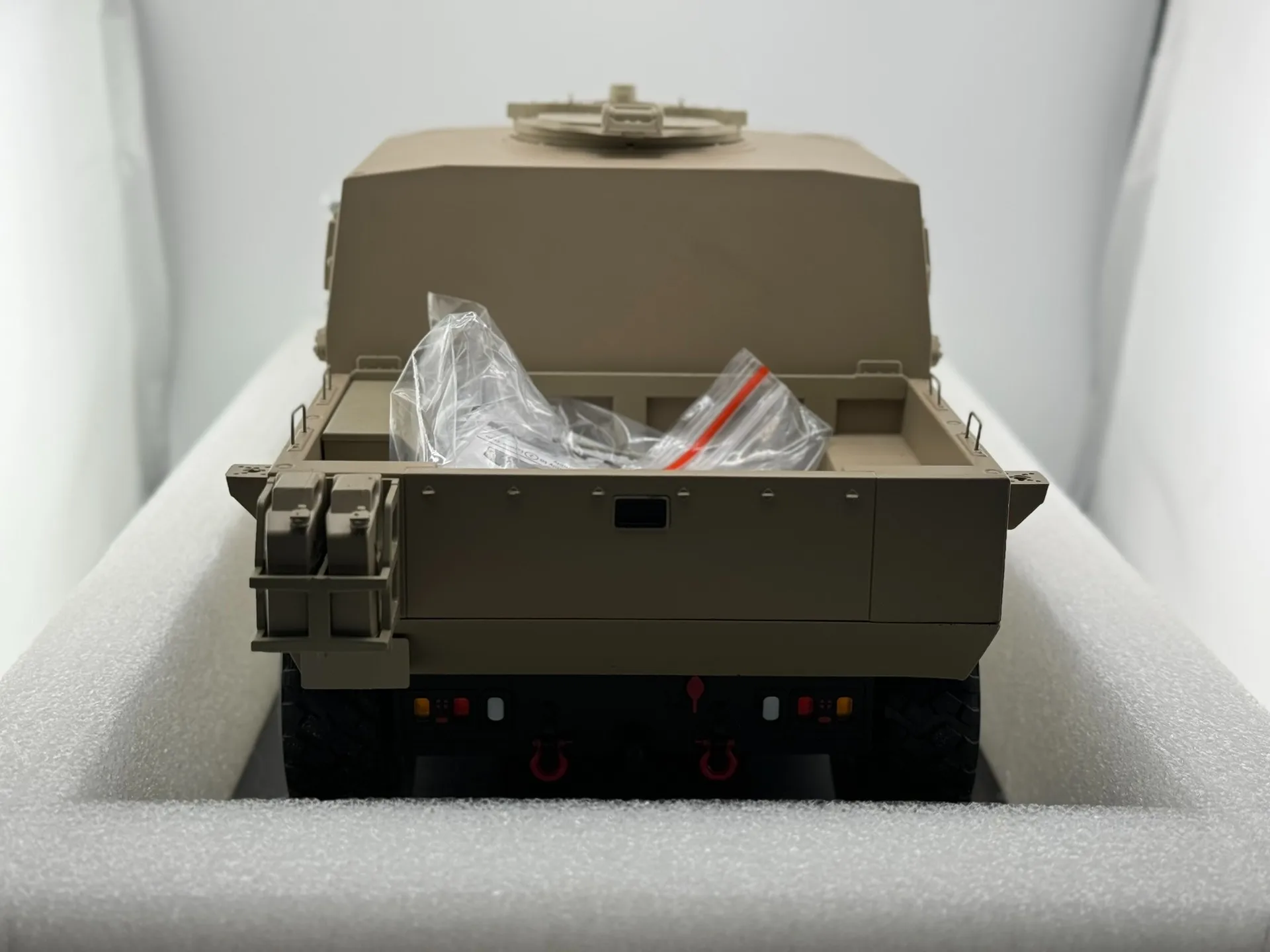 Diecast 1/16 Scale Alloy Model Car Model Collectible Toy Gift Souvenir Display Ornament