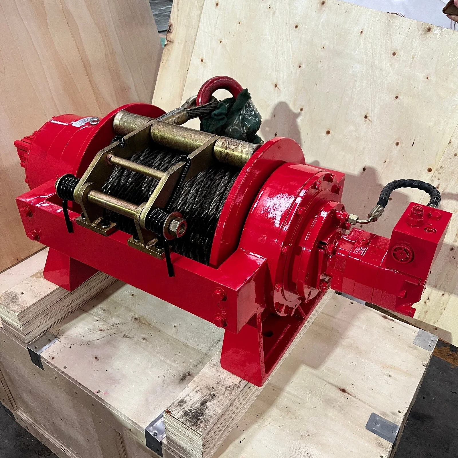 Small 6/8/10/15/20 Ton Hydraulic Winch Air Clutch Remote Steel Wire 45m Lifting Height for Tractor Rescue Wrecker Towing Cranes