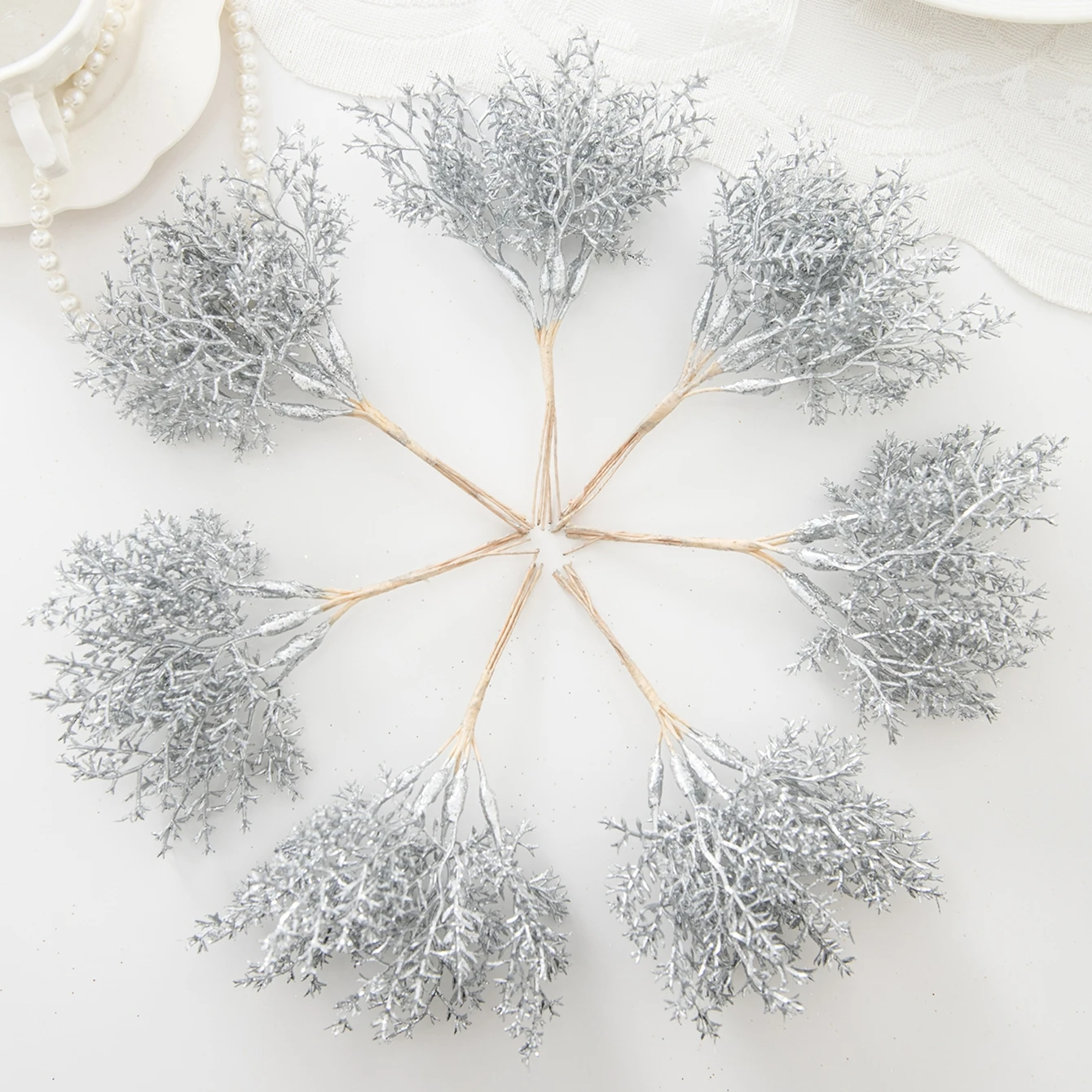 1 Stück simulierte Pflanze kleine Kiefernzweige, DIY-Hochzeitsfeier-Dekoration, handgefertigte Blumenkranzherstellung, Pralinenschachtel-Zubehör – Detail 4