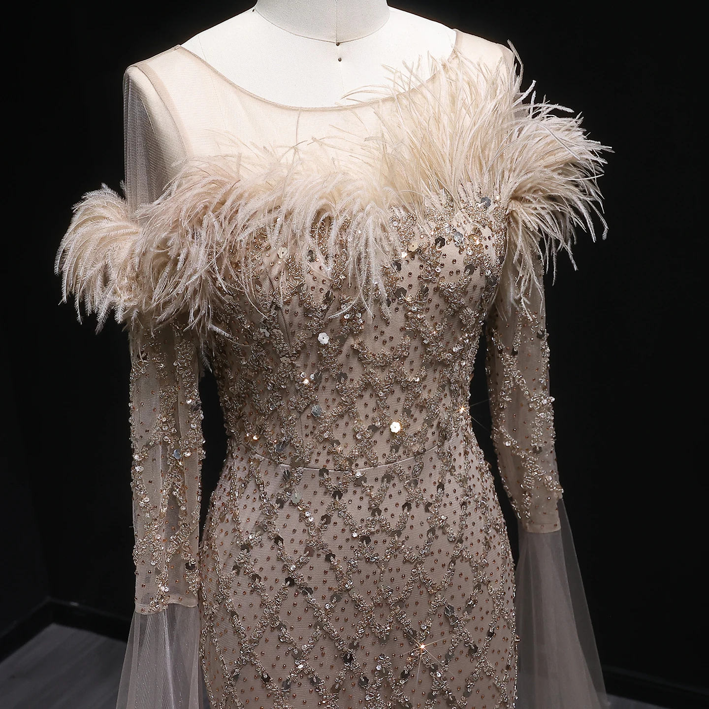 Sharon Said Luxuriöses Rosa Tüll-Abendkleid mit Federn, Langen Ärmeln, Schwer Perlenbestickt, Meerjungfrauenstil, für Formelle Anlässe und Partys, SS072 Maßanfertigung – Detail 11