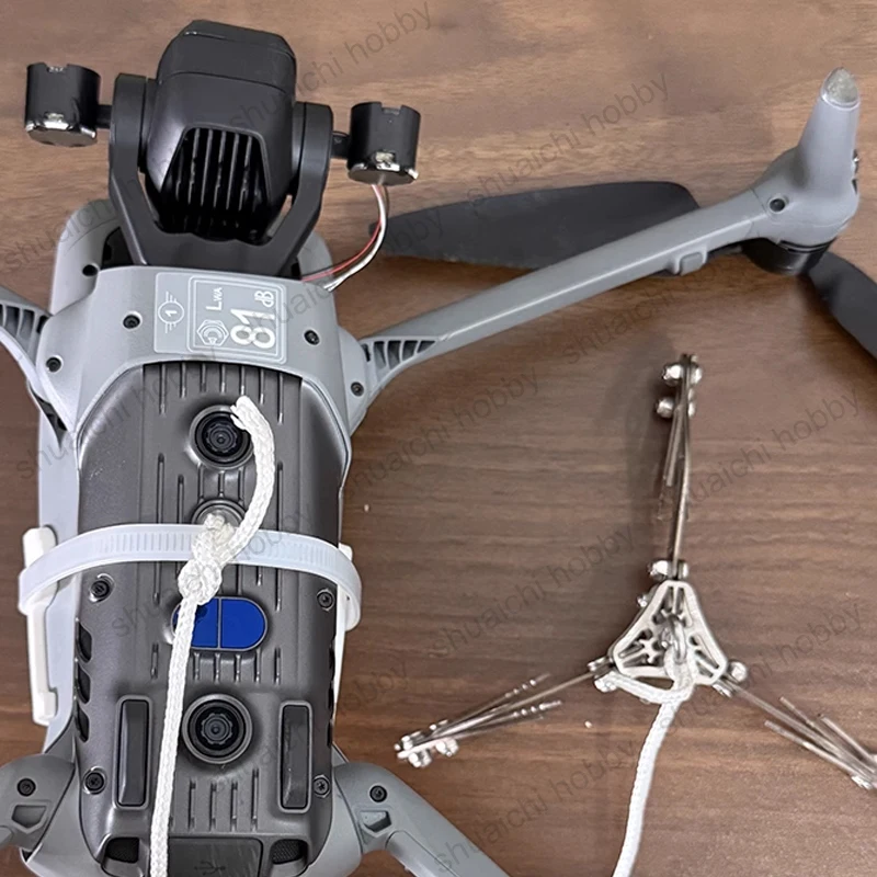 1 قطعة الطائرة بدون طيار الجاذبية المنشط الإنقاذ القابض الفولاذ المقاوم للصدأ تصارع مخلب متوافق مع ضوء Gimbal للعمليات الليلية