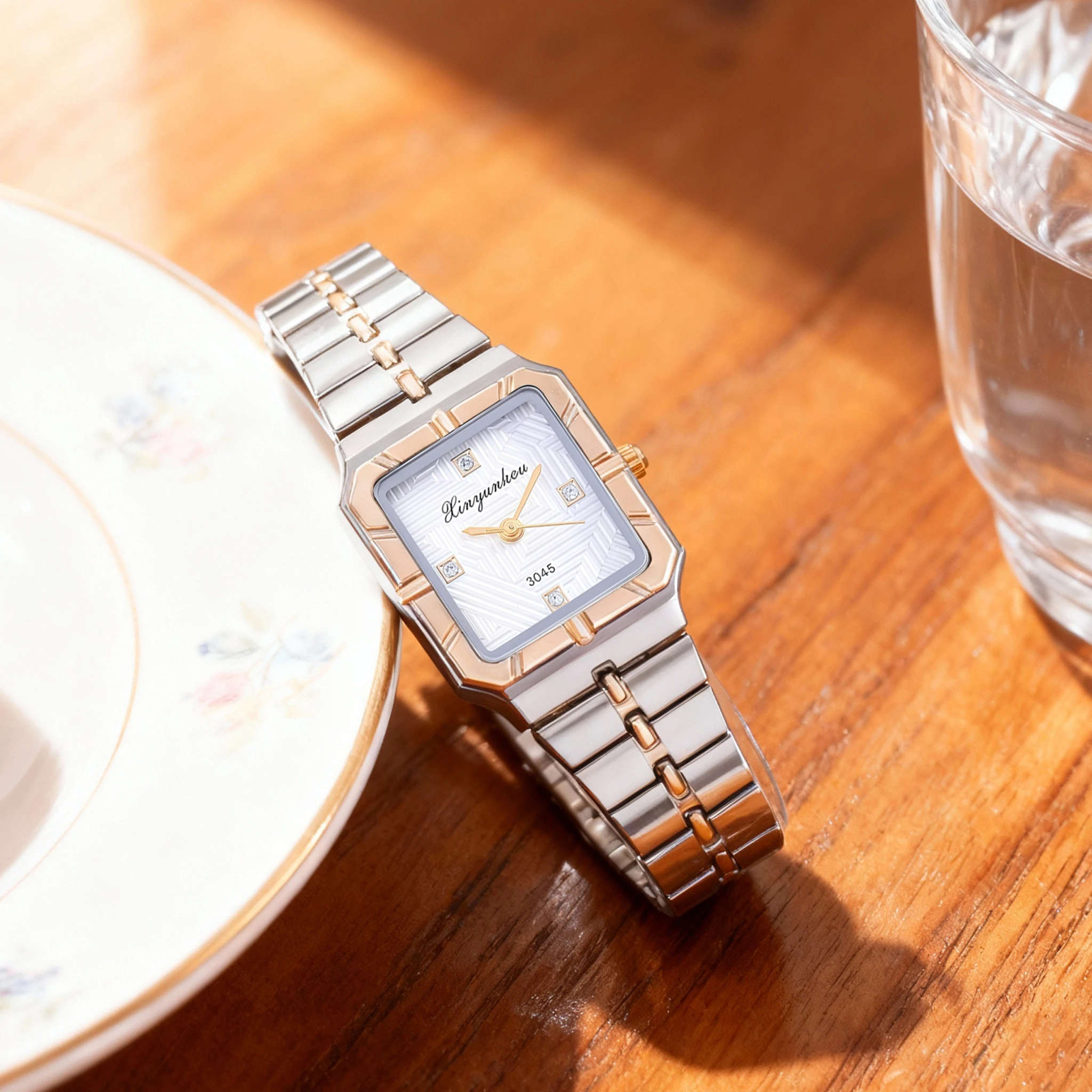 ファッショナブルで軽い高級感のある多用途合金ラインストーンクォーツ時計、女性向け、日常着やクリスマスギフトに最適です。