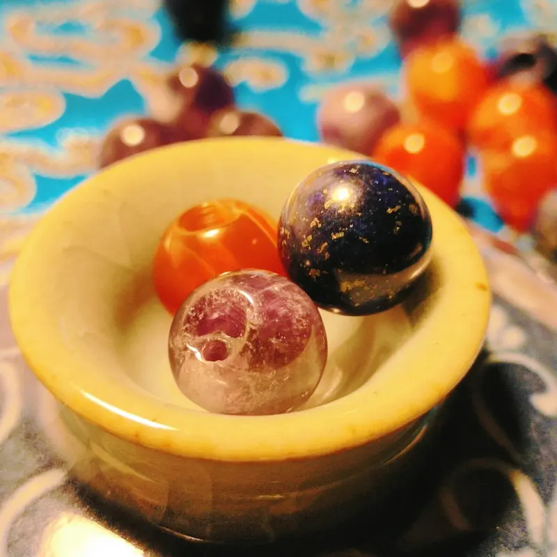 Рисунок 2 - Пуговицы в форме шара из нефрита