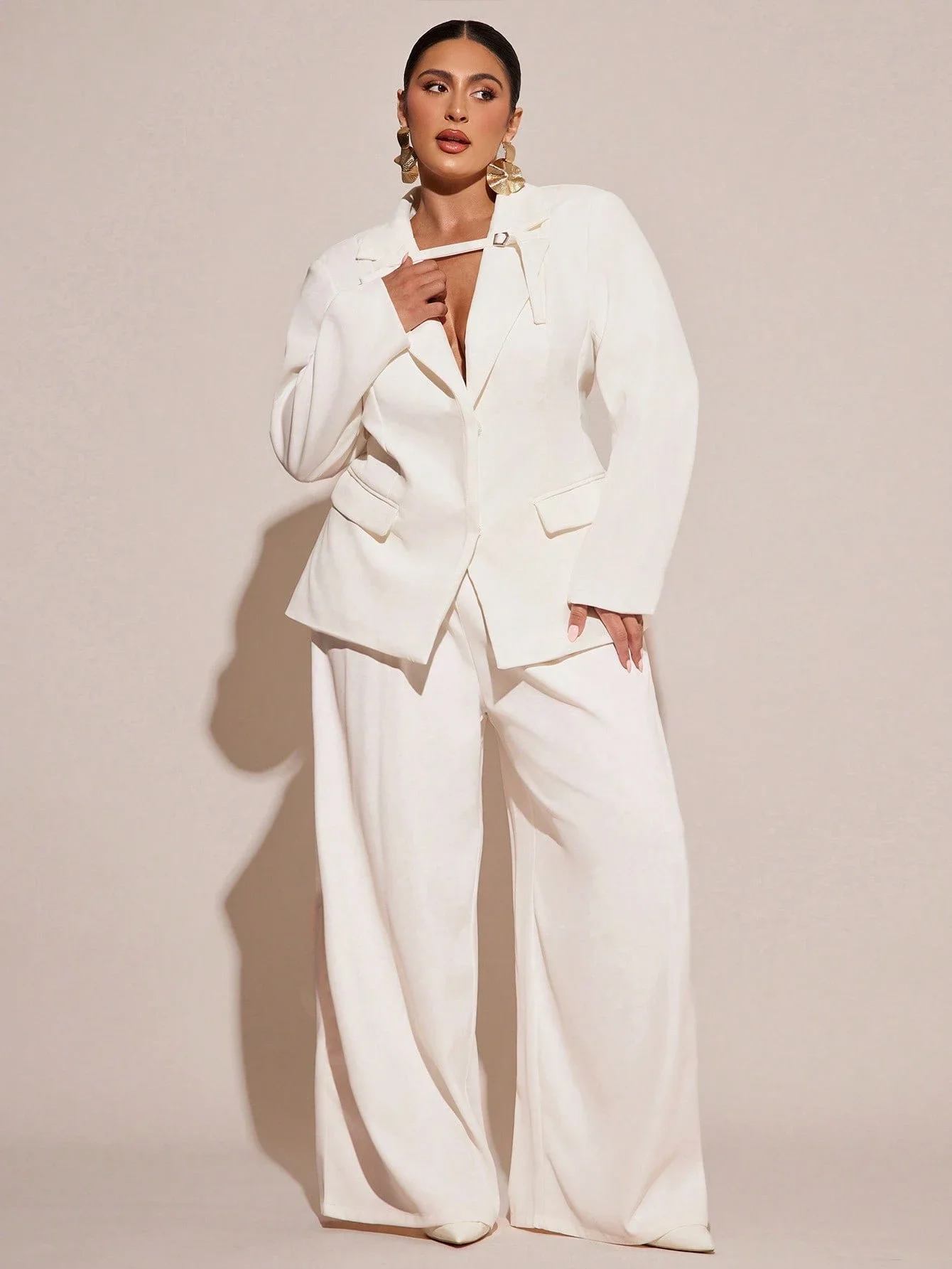 

Элегантный деловой костюм больших размеров: белый пиджак и брюки с широкими штанинами для офиса