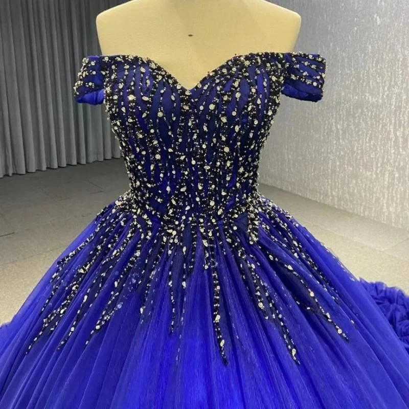 

Темно-синее платье для квинсеаньеры с открытыми плечами, блестящими кристаллами, кружевными оборками, аппликацией и длинным шлейфом. ﻿ Индивидуальный заказ