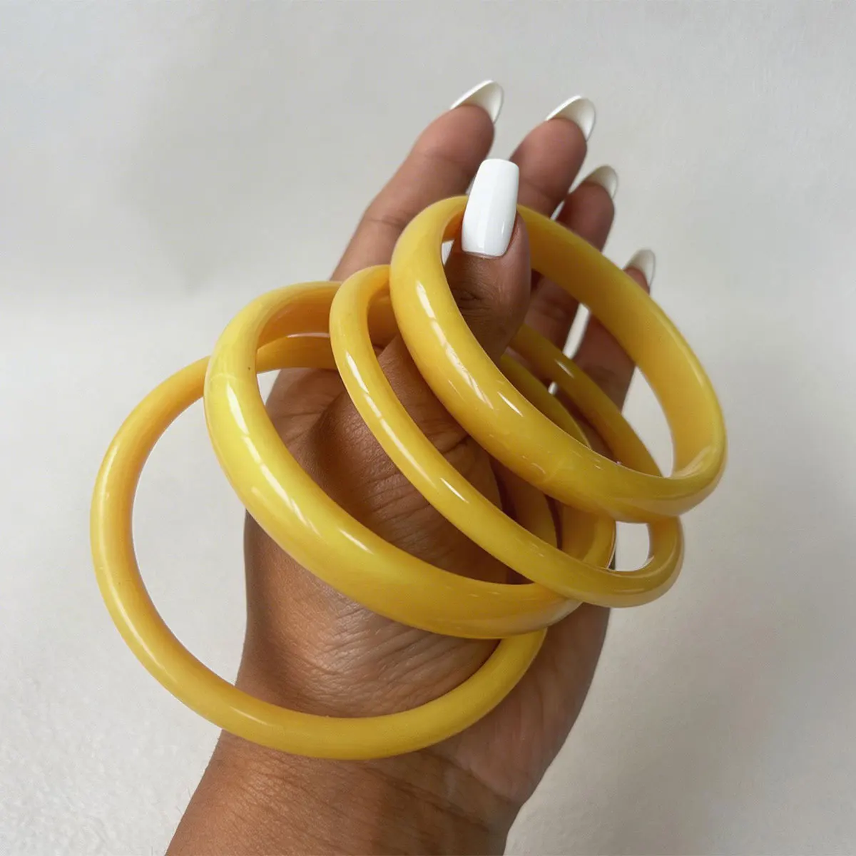 4Pcs/Set Charm Yellow Resin Stacking Bangles Set For Women Trend Geometric Round Vintage Bangle Bracelet Couple Jewelry
