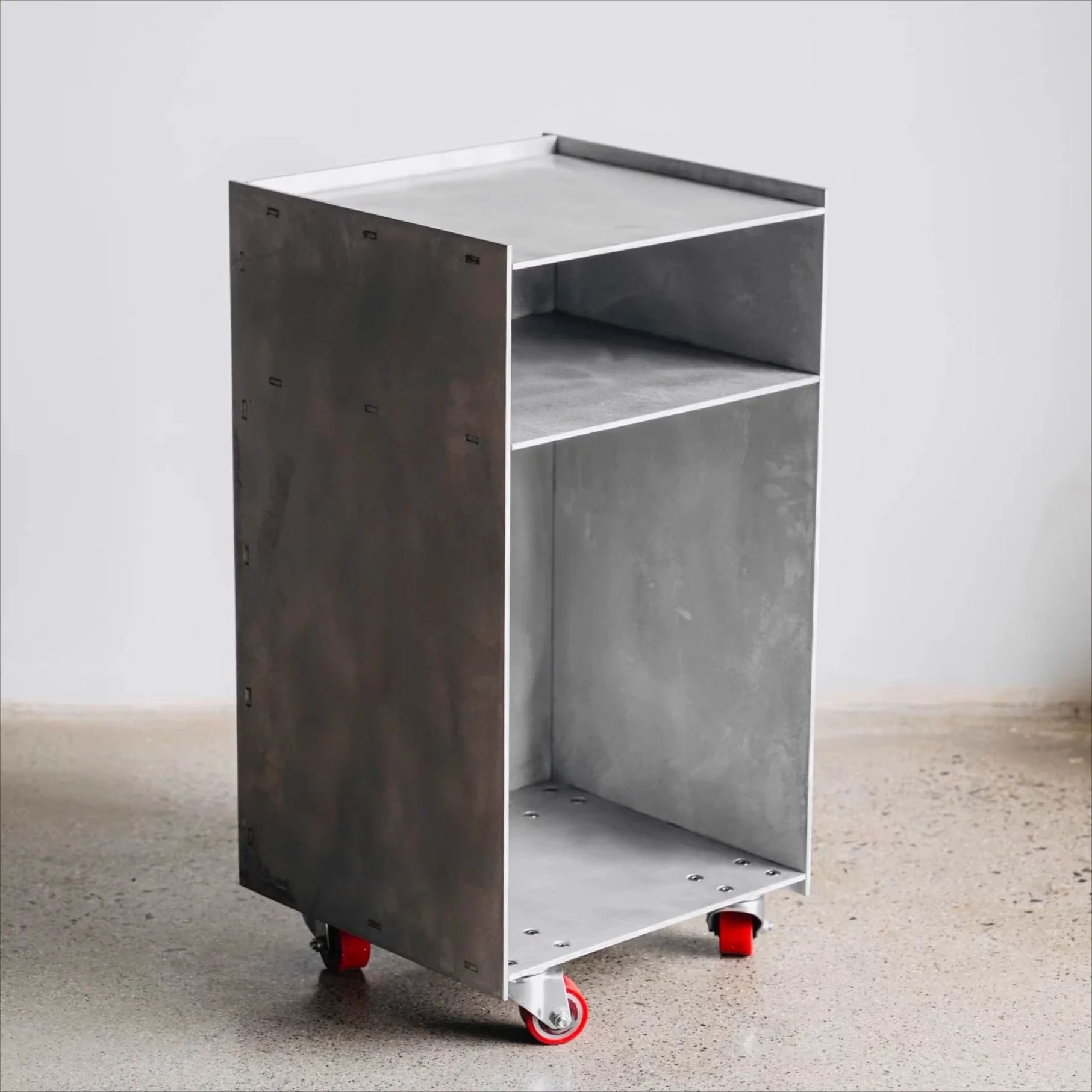 

Цельноалюминиевый шкаф без пайки, соединенный шиповым соединением, передвижной боковой шкаф, большой выбор размеров.