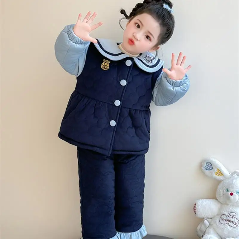 

Комплект из 2 предметов: теплая зимняя одежда для девочек с рюшами на манжетах, мультяшным значком, домашняя одежда, утолщенный хлопковый костюм с воротником-стойкой, цвет темно-синий