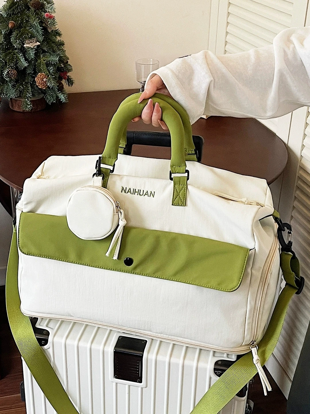 fashionable-lightweight-waterproof-travel-bag-short-trip-large-capacity-handheld-luggage-bag-for-men-and-women-travel-storage