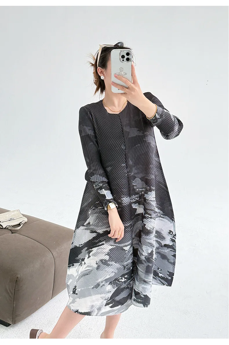 Miyake Plissierte Einreihige Damenkleider 2025 Sommer Neue Französische Batik-Bedruckte V-Ausschnitt-Kleider Lose Midi-Kleider – Detail 11