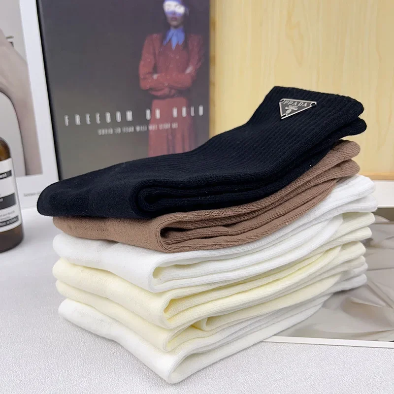 الكلاسيكية لون نقي أسود أبيض حرف P تسمية مثلث المألوف للجنسين منتصف العجل مخيط يدويا جوارب قطنية ممشطة