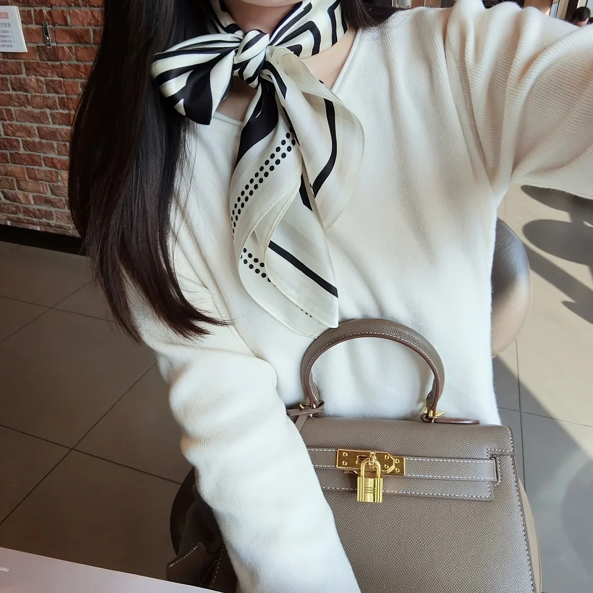 وشاح أنيق على الطراز الشمالي لجميع المواسم مصنوع من الحرير الصناعي وشال مربع كبير وبسيط وأنيق للزينة للمراهقين