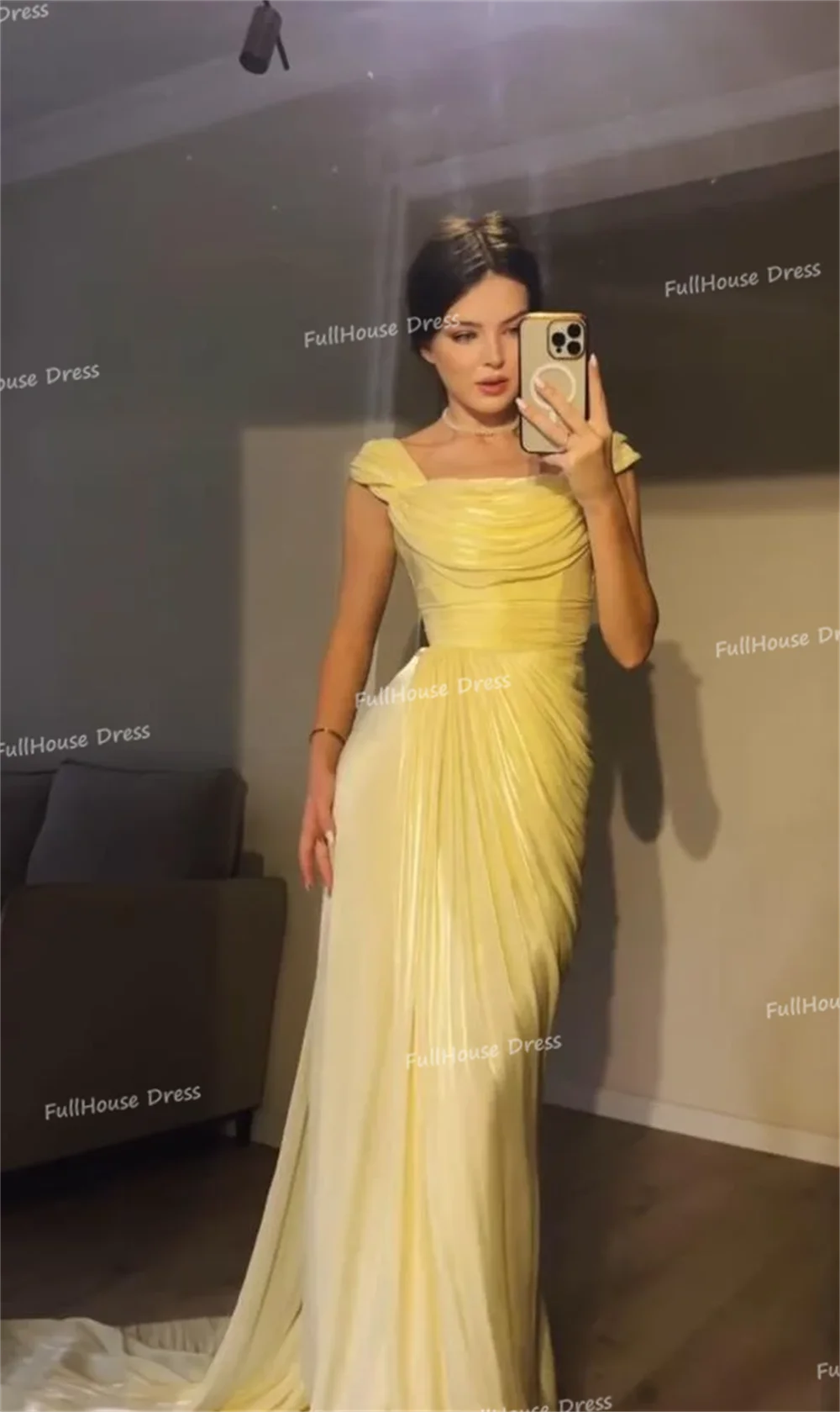 فستان سهرة مستقيم مطوي بأشرطة سباغيتي كلاسيكية مصنوع حسب الطلب بدون ظهر وفتحة جانبية بطول الأرض مع قطار