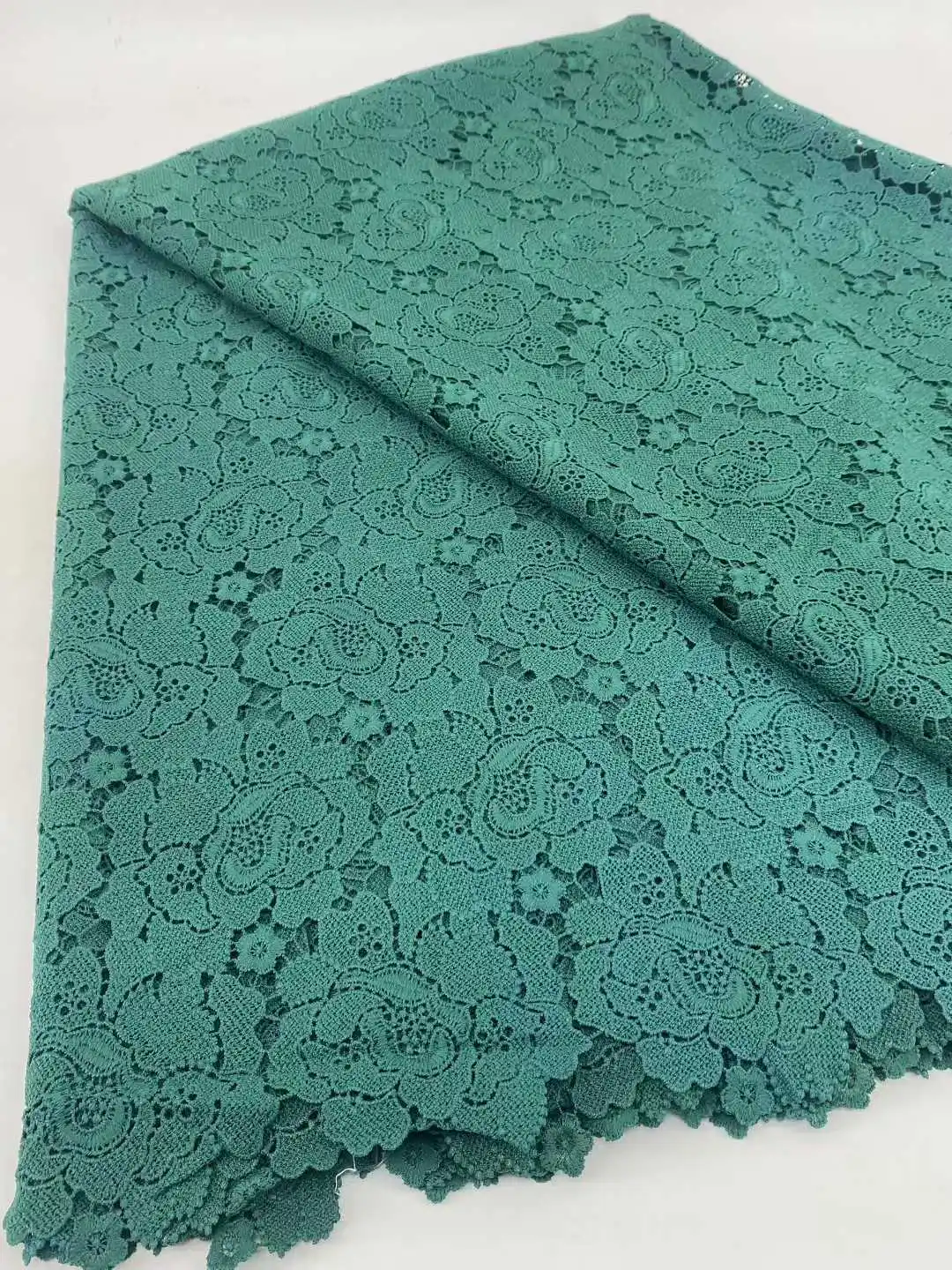 水溶性ミルクシルクレース生地、高品質アフリカギピュールレース、ドレスやホームドレス用の精巧な花柄刺繍入り