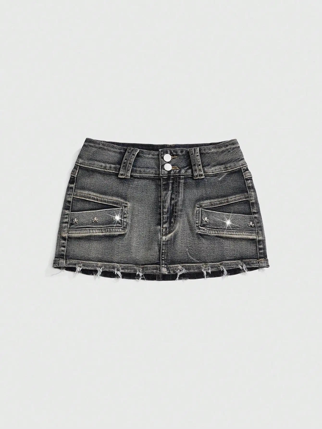 

Джинсовая мини-юбка с низкой талией, эффектом потертости, заклепками в виде черепов и рваным краем