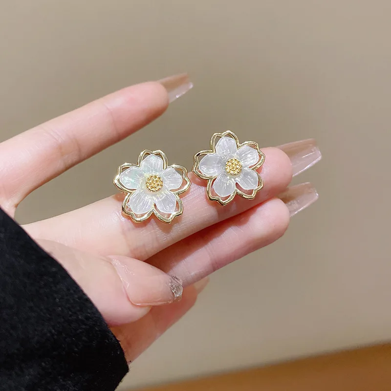 White Acrylic Flower Stud Earrings for Women Goldem Metal Frame Hollow Out Edge Fashion Earrings Party Cute Sweet Jewelry Gift