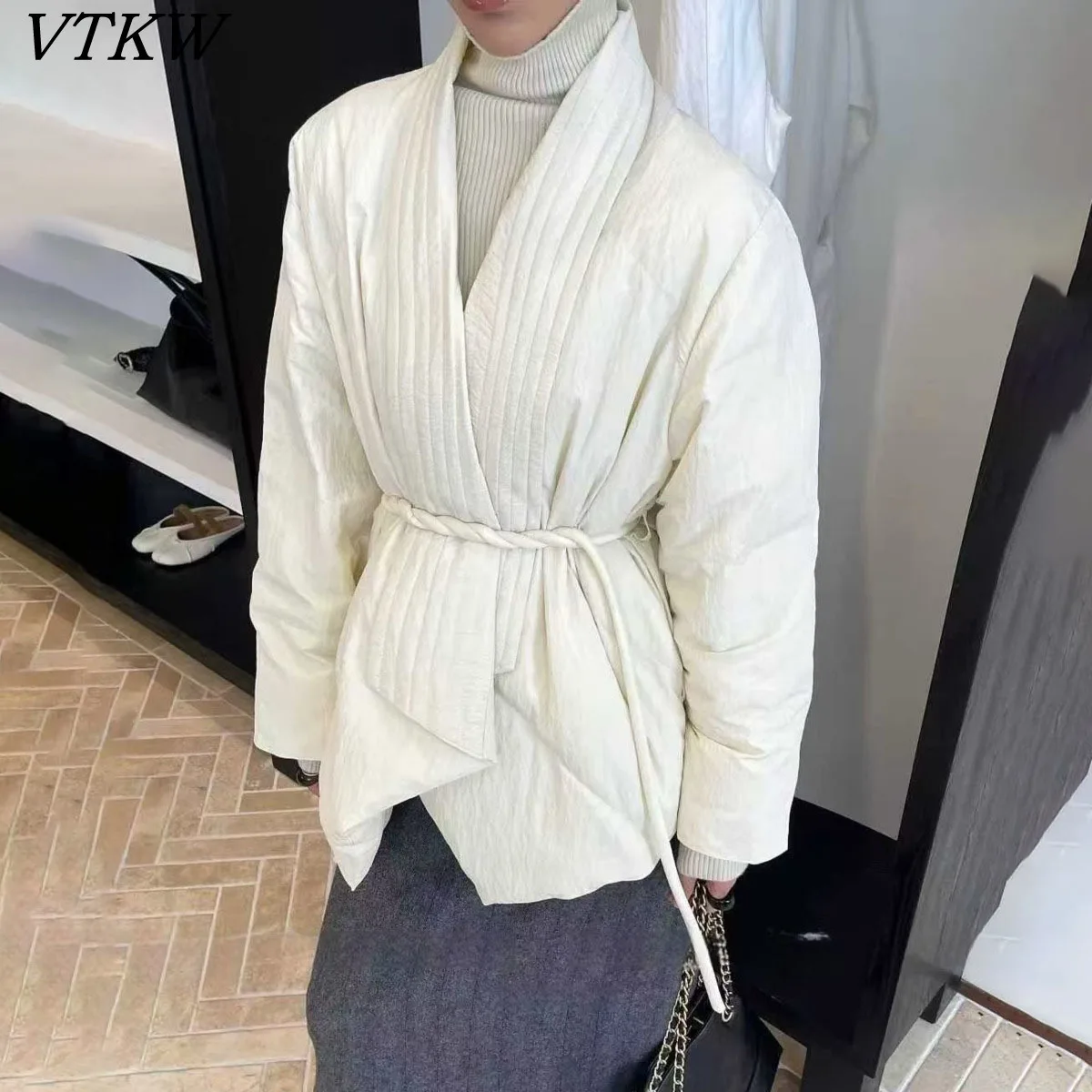 

VTKW женское однотонное пуховое пальто с лацканами на шнурке, верхняя строчка, новинка 2025 года, шикарная элегантная повседневная осенне-зимняя верхняя одежда высокого качества
