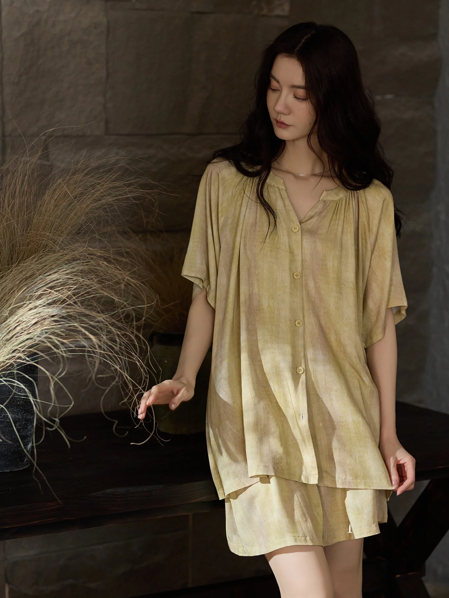 pigiama-estivo-da-donna-chao-wei-ni-in-seta-ghiaccio-maniche-corte-e-pantaloncini-con-imbottitura-sul-petto-set-leggero-giallo-per-una-sensazione-di-freschezza