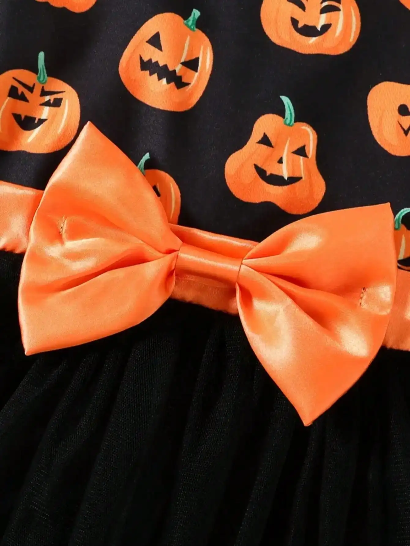 Kinder-Halloween-Kleid mit Kürbis-Geister-Muster, langen Ärmeln, Schleife, Netzstoff, mittellangem Rock und Rundhalsausschnitt – Detail 5