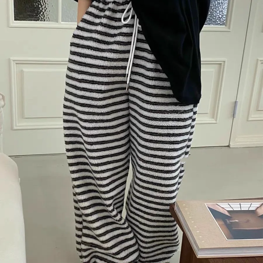 Eleganckie spodnie damskie w stylu vintage z prostymi nogawkami, długie spodnie z mankietami, modne spodnie bawełniane dla młodych kobiet.