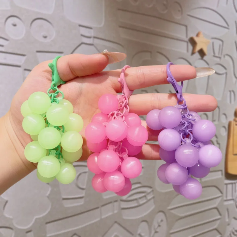 LLavero que brilla en la oscuridad, colgante de cuentas de uva, fruta creativa, decoración fresca colorida, accesorio para bolsa de joyería, regalo Visible nocturno
