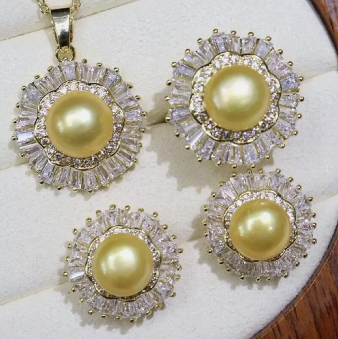 

Natural AAAA 8-9mm South Sea Gold Earrings Pearl Pendant Earrings Set 925s
