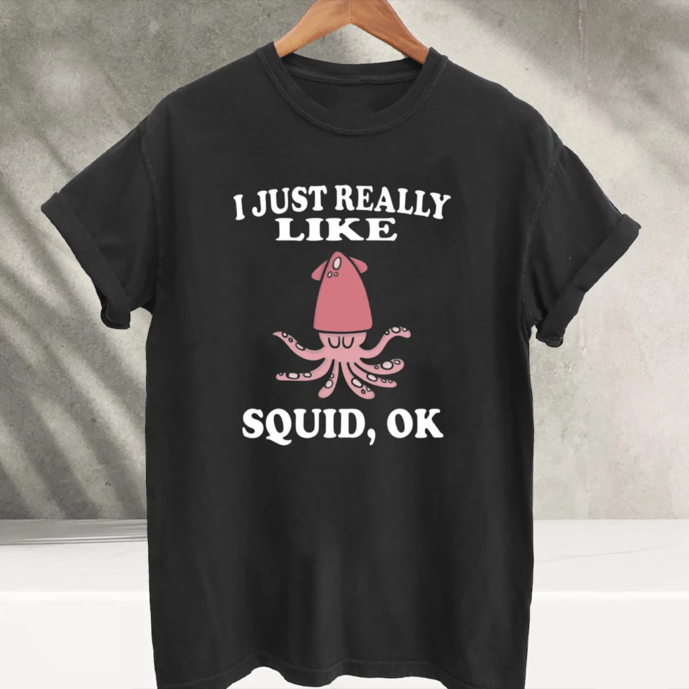 I Just Really Like Squid OK Funny Cute Pink Squid Graphic T‑Shirt Humor Sea Creature Slogan Cartoon Print Soft Cotton Casual Tee
