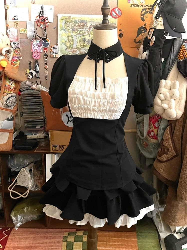 Japanisches Lolita-Minikleid in Schwarz-Weiß mit Farbblock-Design, Stehkragen, Schnürung, Puffärmeln und japanischem Rüschenbesatz am Saum für Partys