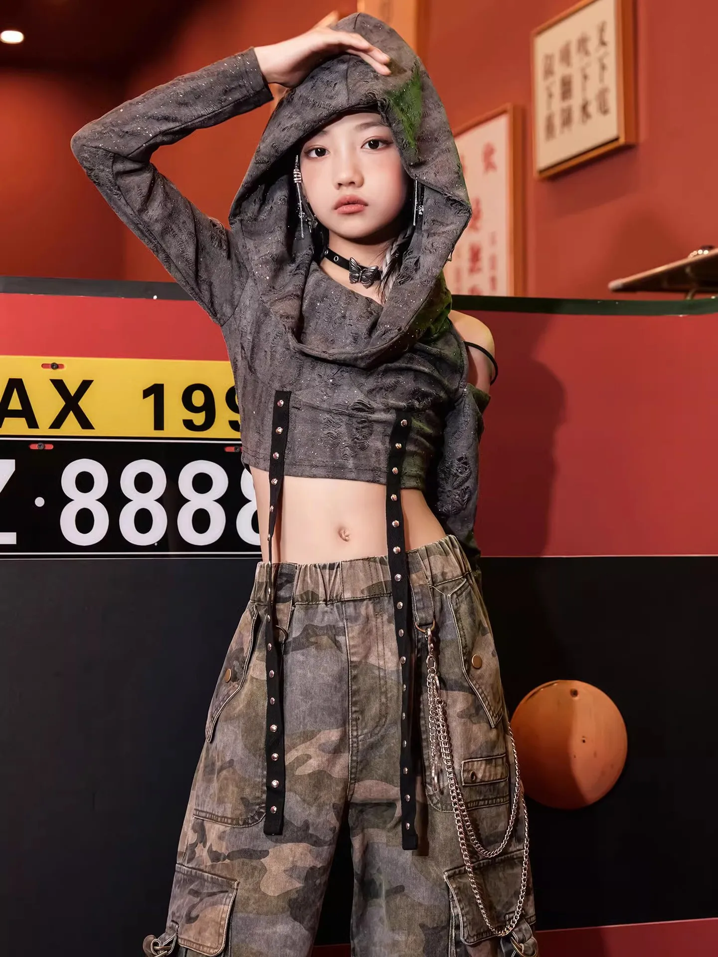 ชุดเต้นแจ๊สสไตล์เรโทรสำหรับเด็กผู้หญิง เสื้อคลุมมีฮู้ด กางเกงคาร์โก้ลายพราง ชุดแสดงฮิปฮอปสมัยใหม่ ชุดแสดงบนเวที