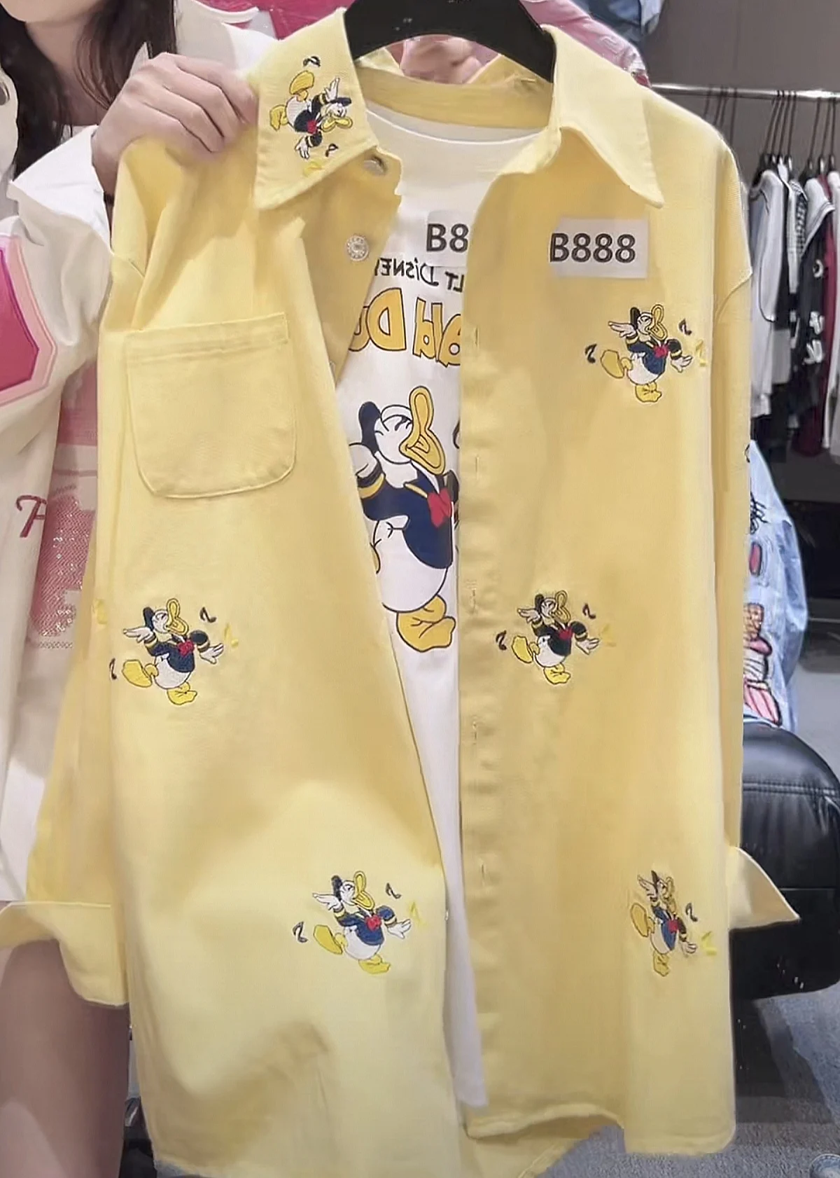 بلوزات نسائية صفراء جديدة لربيع وخريف 2025 تناسب كل مباراة تطريز لطيف دونالد داك سترات فضفاضة بأكمام طويلة قمصان غير رسمية