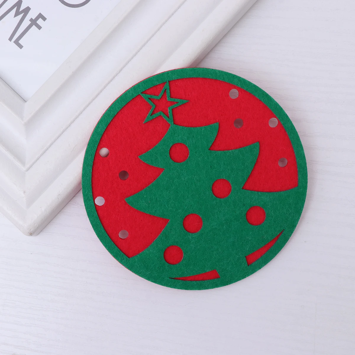 

4pcs Felt Coasters Christmas Tree Shape Cup Mats Non-Slip Heat Resistant Round Cup Holder Green For Beverage Coffee Tea Home