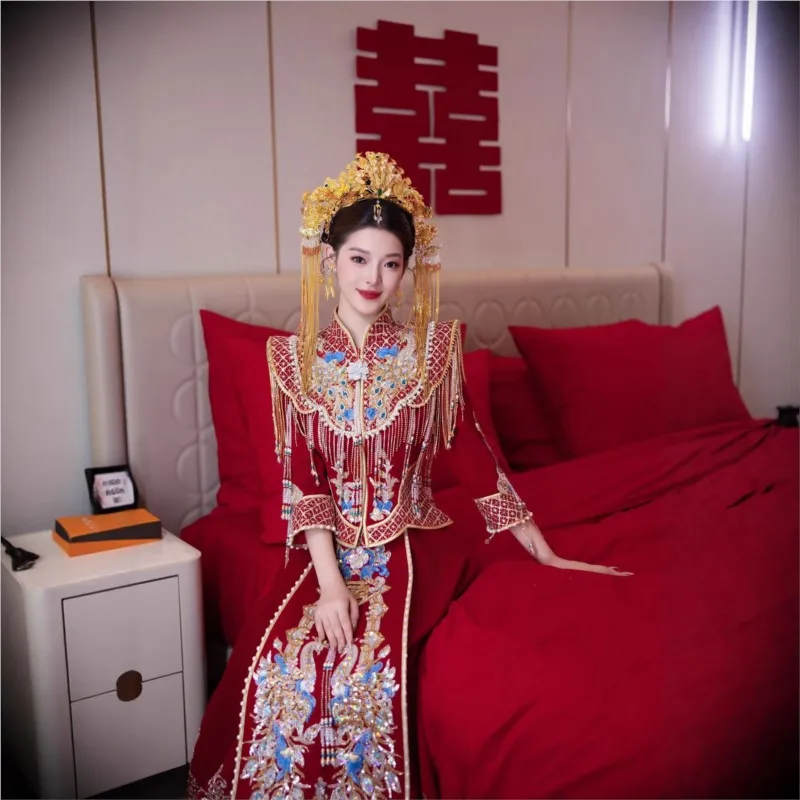

The new style of Han Chinese wedding dress featuring a phoenix crown and red robe