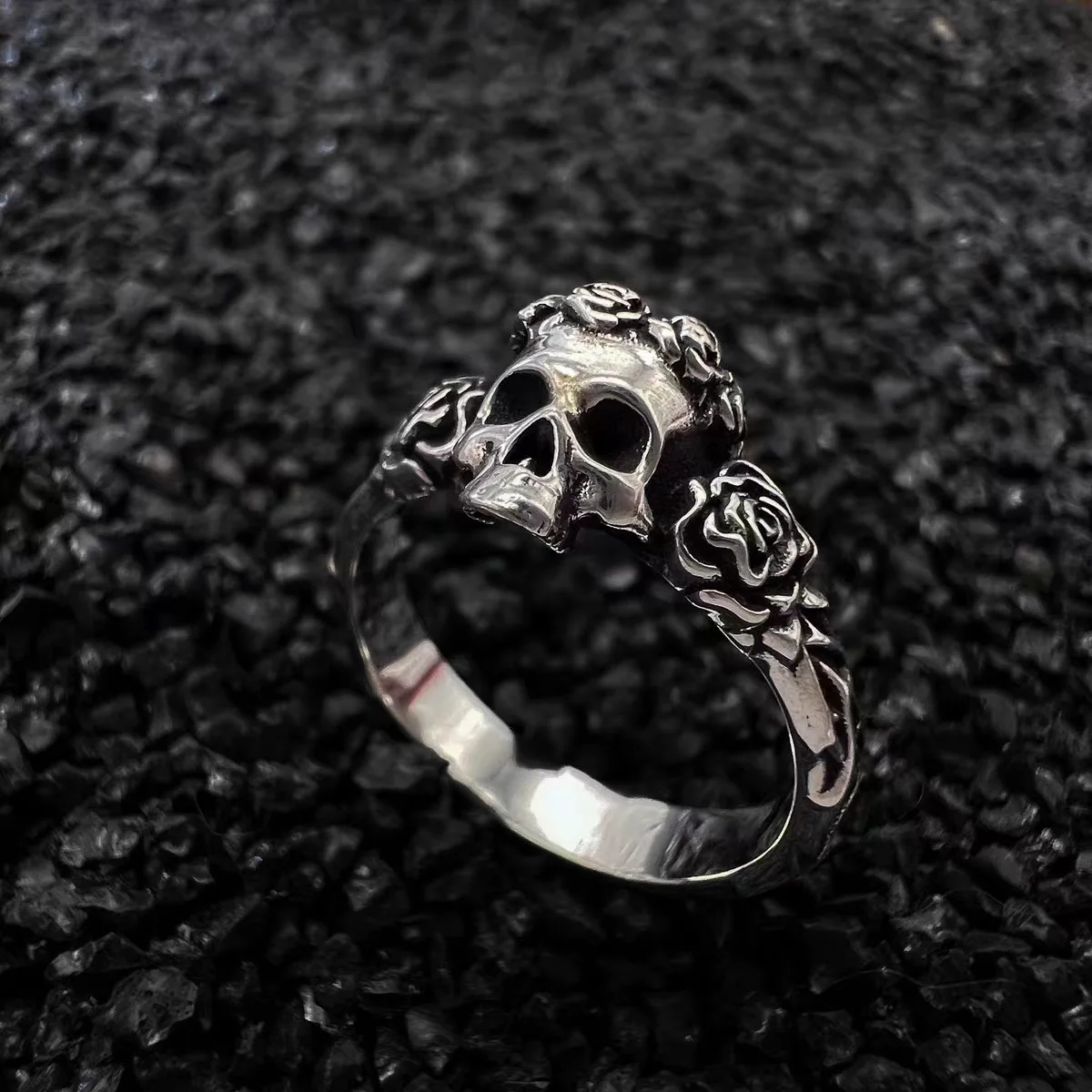 Un anillo ajustable con esqueleto de rosa negra con personalidad oscura para hombres y mujeres