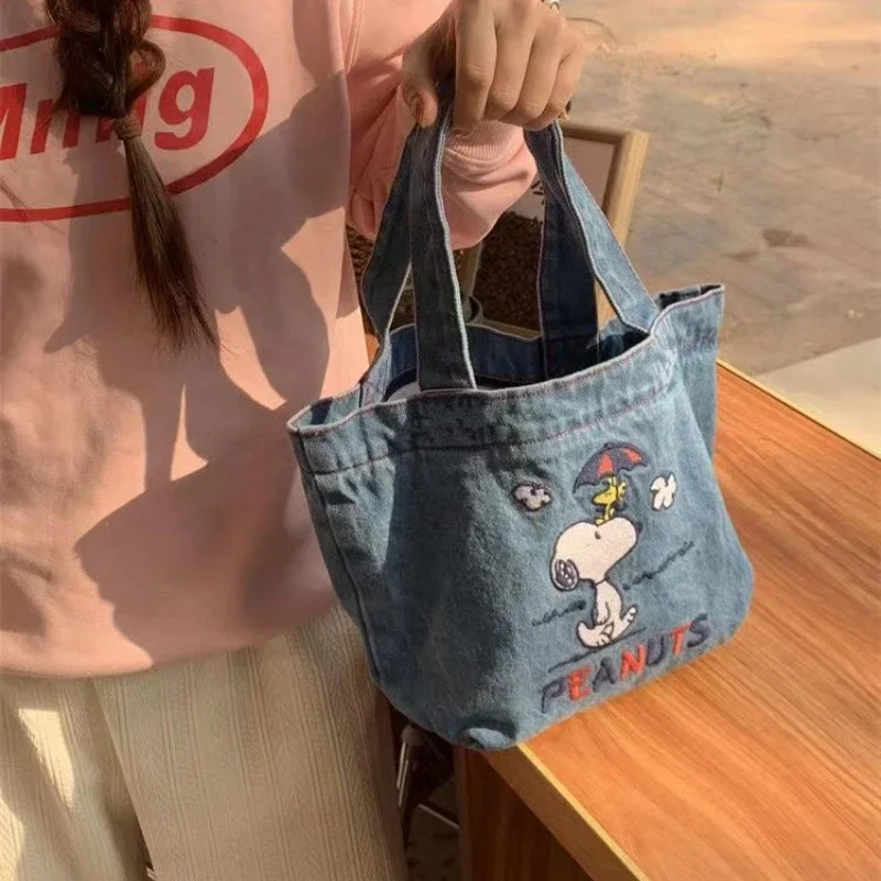 2026 Neue Snoopy Damen-Jeans-Handtasche, Cartoon-Lunch-Tasche, Modische Beliebte Schultertasche, Mädchen-Lunchbox-Tasche, Reisetasche – Detail 2