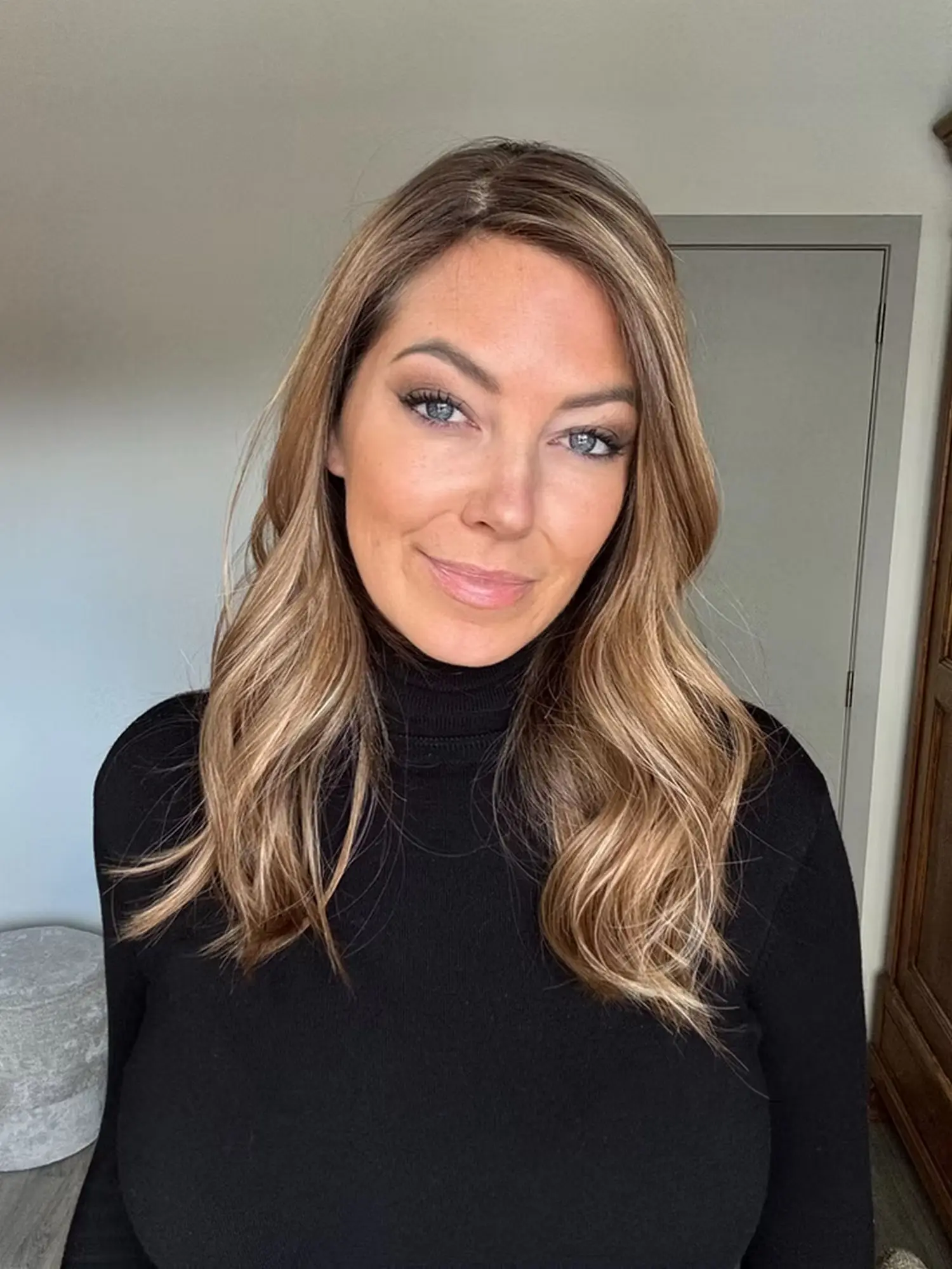 18 Inches Ombre Honey Blonde Highlights Premium Fibre Middle Parting Soft Realistic Look Hairline Glueless Wigs Synthetic Hair