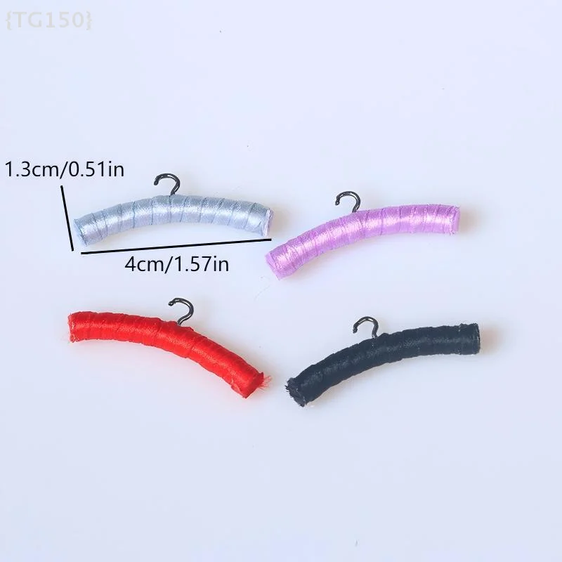 ชุดไม้แขวนเสื้อจิ๋วจำลอง 4 ชิ้น ขนาด 1/12 สำหรับตกแต่งบ้านตุ๊กตา อุปกรณ์ประกอบฉากถ่ายภาพฉากจิ๋ว ของเล่นเล่นสมมติ