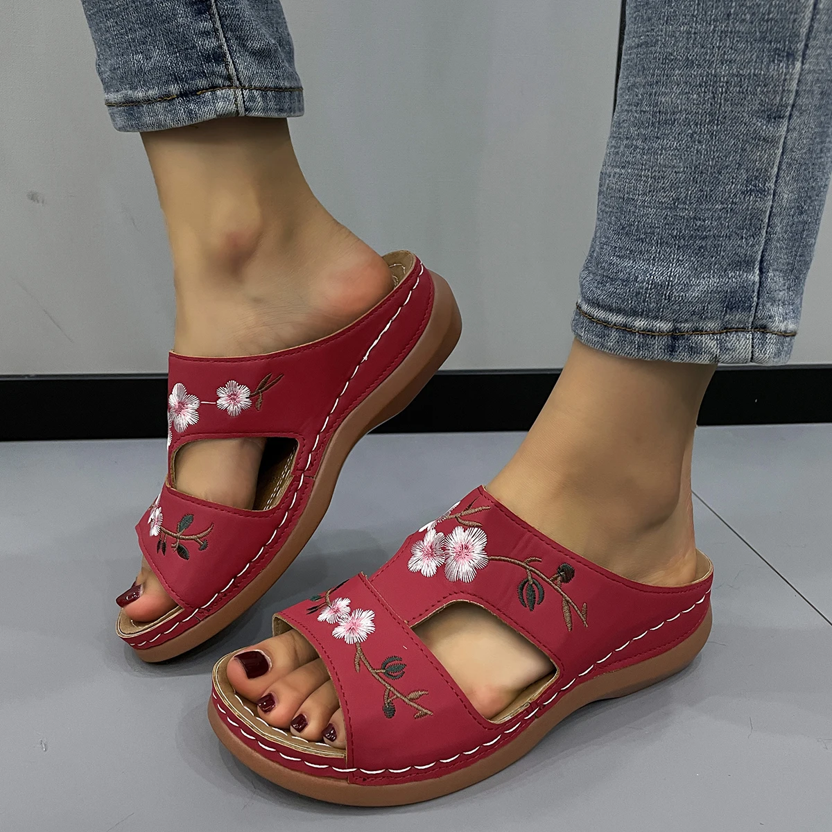 Foreign trade oversized women\'s slippers with sloping heel and thick soled embroidered flower ethnic style sandals