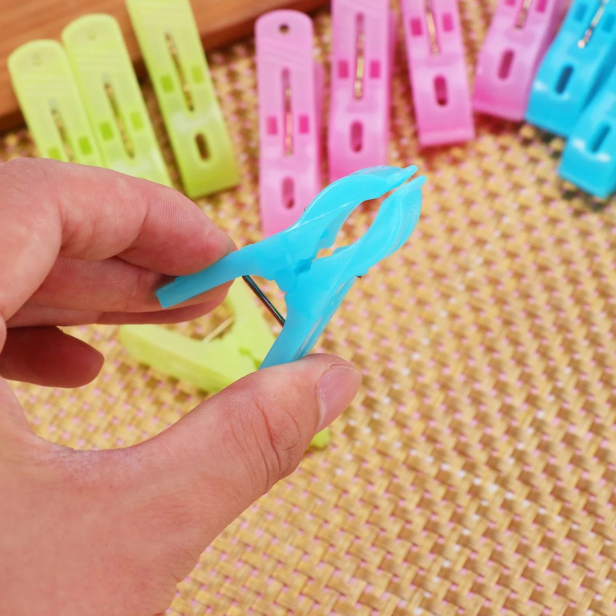 

24Pcs Plastic Clips Laundry Clothes Pegs Spring Clamp Towel Clips Secure Fix for Quilts Curtains Photos Papers Travel