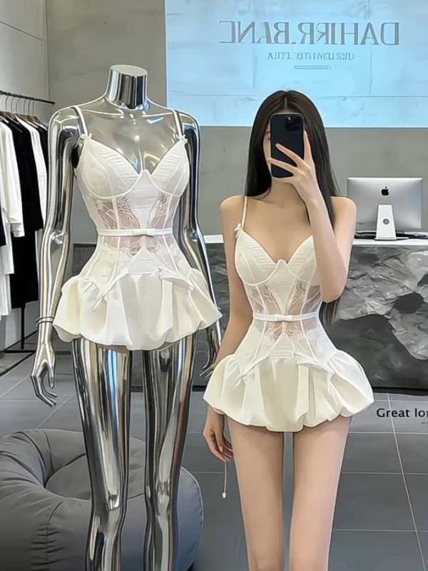 

Весенний комплект 2026: Сексуальный кружевной укороченный топ и короткая юбка с завышенной талией, эффект стройности, V-образный вырез, без бретелек, для вечеринок и свиданий