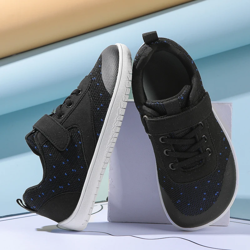 

A pair of children's sports shoes, mesh fabric with breathable fasteners, anti-slip and versatile casual shoes, model MQ-A002