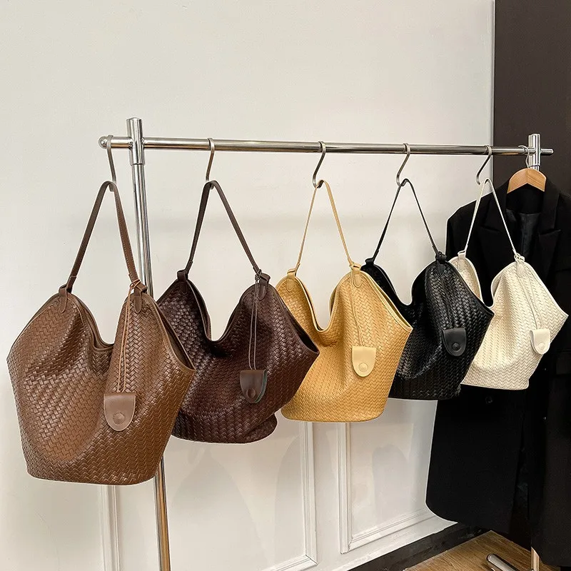 

Luxury Trendy Classic Diaper Bag A High-End Simple Leather Shoulder Tote For The Chic Fashionable Modern Woman